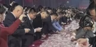 Empresa china premia a sus trabajadores con una mesa llena de millones de dólares