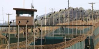 Trump firmó una orden para instruir al Pentágono a habilitar 30 mil camas en base de Guantánamo
