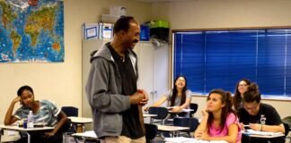 Profesor de Texas pidió a ICE ir a su escuela por alumnos que no hablaban inglés: está siendo investigado ahora