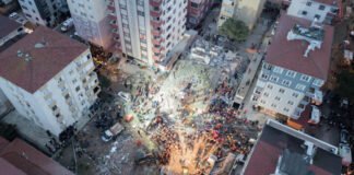 Colapsa un edificio residencial en Turquía