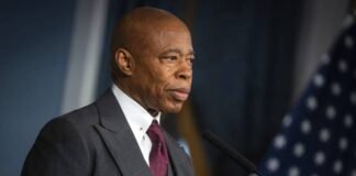 El alcalde de Nueva York anuncia el cierre de un centro de inmigrantes ilegales que funcionaba en un famoso hotel de la ciudad