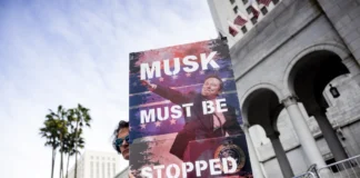 Manifestantes protestan por las acciones de Trump y Musk contra trabajadores federales en EEUU