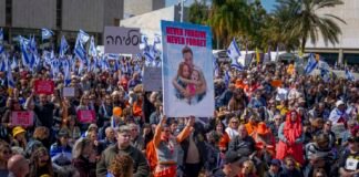 Miles de israelíes despiden a la familia Bibas, muertos en cautiverio en Gaza a manos de Hamas