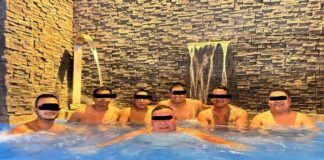Escándalo en Perú: policías posan en una piscina con presuntos miembros de una banda criminal