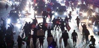 Protestas en Los Ángeles terminan en enfrentamiento con la policía y dispersión forzada