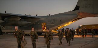 Tropas de Estados Unidos llegan a Guantánamo para preparar el centro de migrantes