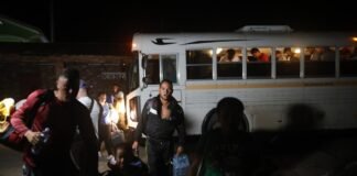 Migrantes buscan en las redes sociales nuevas rutas en su viaje de retorno a Suramérica