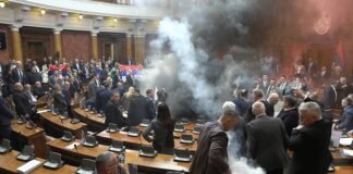 Se desata el caos en el parlamento serbio por los diputados