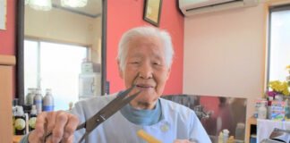 Reconocen a japonesa de 108 años como peluquera en activo más mayor del mundo