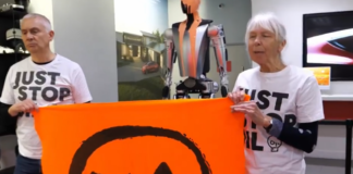 Arrestan a manifestantes del grupo «activista» Just Stop Oil por arrojar pintura a robot Tesla en Londres