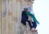 Un hombre con una bandera palestina sube a la torre del Big Ben y moviliza a servicios de emergencia