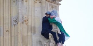 Un hombre con una bandera palestina sube a la torre del Big Ben y moviliza a servicios de emergencia