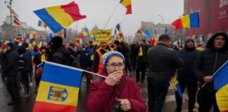 Decenas de miles de manifestantes protestan antes de repetición de elecciones en Rumania