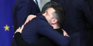 Sánchez «se funde» en un abrazo con Zelenski en su primer encuentro tras el choque con Trump