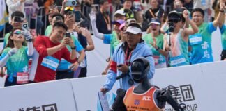 China: Robot humanoide cruza la meta de un maratón real