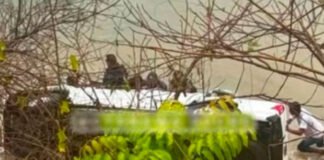 ¡Se salió de la vía y cayó a la playa! Mueren dos mujeres al volcarse la camioneta en la que viajaban