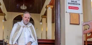 Sacerdote rescata perritos y los presenta en misa para que sean adoptados