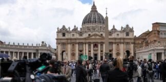 Una Plaza San Pedro nublada espera el inicio del cónclave