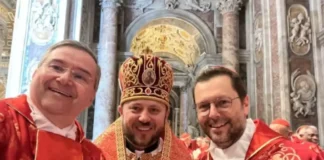 Cardenales rompen moldes: De San Pedro a las redes sociales con una selfie histórica