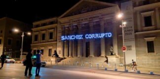 Denuncian la «corrupción de Sánchez» con proyección láser en el Congreso de los Diputados