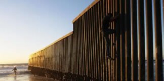 Migrantes se arriesgan en el mar de California ante cerco de Trump en tierra