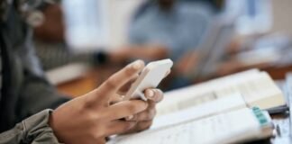 Nueva York prohibirá el uso de celulares en escuelas públicas durante toda la jornada escolar