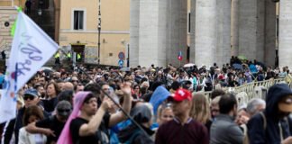 Unas cinco mil personas permanecen en la Basílica de San Pedro
