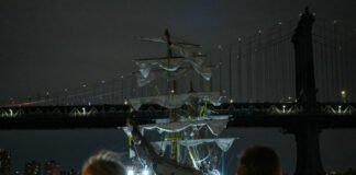 Dos personas murieron y 19 heridos tras el impacto del buque de la Armada de México contra el puente de Brooklyn