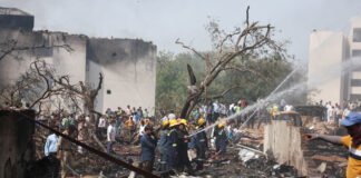 Policía afirma que no hay sobrevivientes tras el accidente del avión de Air India con 242 personas a bordo
