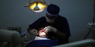 Detienen a falso dentista en República Checa: Atendía viendo tutoriales de TikTok