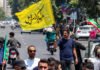 Revolucionarios en Teherán desafían al régimen al quemar pancartas de comandantes del CGRI eliminados por Israel