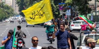 Revolucionarios en Teherán desafían al régimen al quemar pancartas de comandantes del CGRI eliminados por Israel