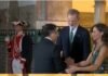 Petro desubicado intenta saludar con un beso a la reina Letizia y esta lo detiene