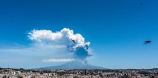 Entra en erupción el volcán más alto de Europa en Italia
