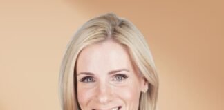 Renuncia directora de RRHH de Astronomer tras escándalo en concierto de Coldplay