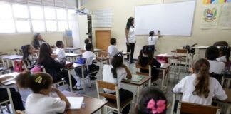 Padres pagan matrícula escolar con trabajo ante la crisis económica