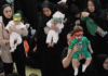 Cientos de mujeres en Irán alzan a sus bebés en una ceremonia de entrega simbólica al martirio