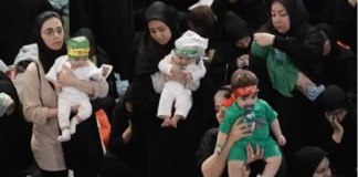 Cientos de mujeres en Irán alzan a sus bebés en una ceremonia de entrega simbólica al martirio