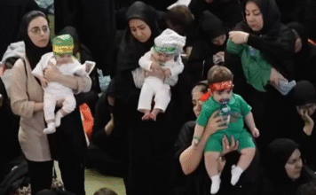 Cientos de mujeres en Irán alzan a sus bebés en una ceremonia de entrega simbólica al martirio