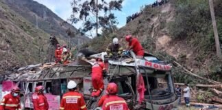 Dieciocho personas mueren y 30 resultaron heridas tras precipitarse un autobús en Perú