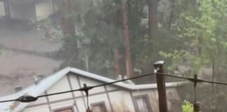 Una casa entera es arrastrada por las inundaciones en Nuevo Mexico: hay tres desaparecidos