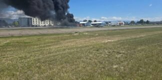 Dos avionetas colisionan en el aeropuerto de Kalispell, Montana, provocando un incendio