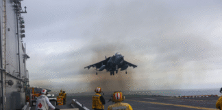 EEUU difunde primeras fotos de las operaciones del buque de asalto anfibio USS Iwo Jima rumbo al Caribe