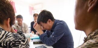 China endurece la censura religiosa en internet y prohíbe la enseñanza bíblica a menores