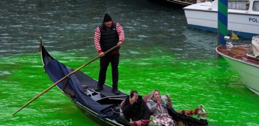 Greta desata el caos en Venecia: expulsada tras convertir el Gran Canal en un “experimento climático”