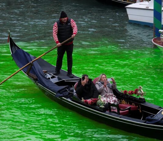 Greta desata el caos en Venecia: expulsada tras convertir el Gran Canal en un “experimento climático”