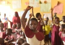 Liberan a 130 niños y maestros secuestrados en un ataque a escuela católica en Nigeria