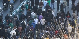 Escalan protestas en Irán: crisis económica desata reclamos de cambio de régimen y deja varios muertos