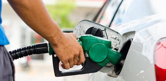 Petróleo superó los 100 dólares por Barril tras el cierre del estrecho de Ormuz por Irán