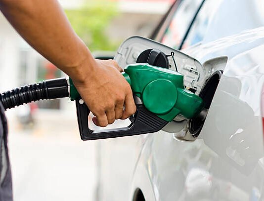 Petróleo superó los 100 dólares por Barril tras el cierre del estrecho de Ormuz por Irán